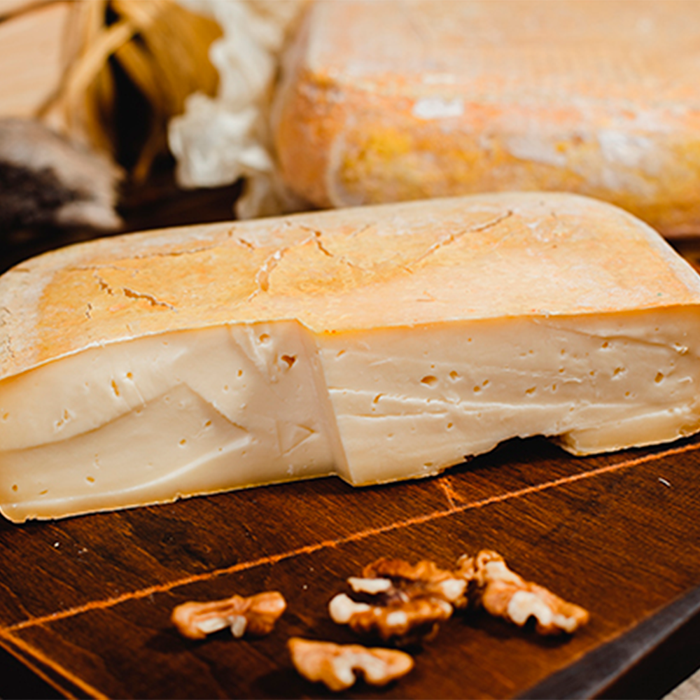Сильно пахнущий сыр. Таледжио сыр. Сыр Таледжио в Италии. Таледжио Бьянко. Тревизо сыр.